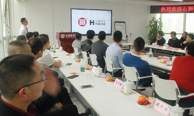 石獅市服裝產(chǎn)業(yè)聯(lián)盟、石獅市染整同業(yè)公會來我司參訪交流并赴標(biāo)桿項(xiàng)目德永佳參觀學(xué)習(xí)