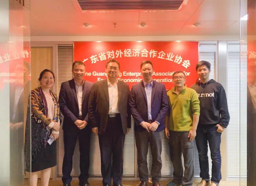 2 月 10 日 廣東省對(duì)外經(jīng)濟(jì)合作企業(yè)協(xié)會(huì)駐莫斯科代表處首席代表&俄羅斯粵商會(huì)會(huì)長孫繼業(yè)、秘書長于超先、秘書長李欽武、正睿咨詢集團(tuán)商業(yè)服務(wù)中心總經(jīng)理武文盛（左3）、項(xiàng)目總監(jiān)譚懿（左2）合影