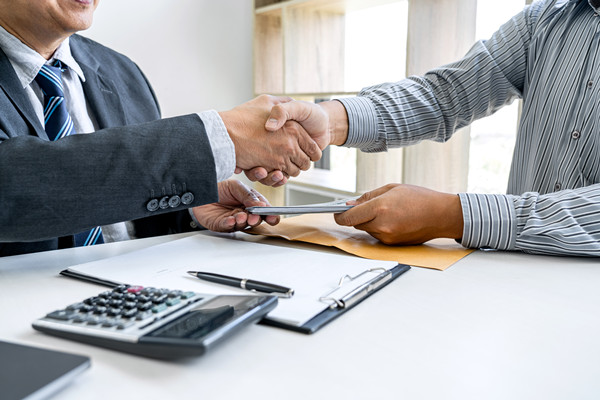 員工薪酬的確定與評(píng)估：公平、激勵(lì)與績(jī)效的結(jié)合