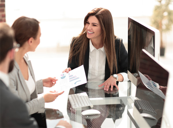 績效評估與反饋：客觀評估，持續(xù)改進