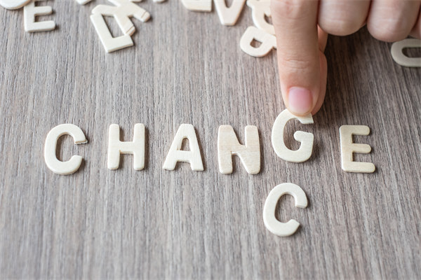 創(chuàng)新企業(yè)管理模式，引領(lǐng)行業(yè)變革，塑造品牌力量