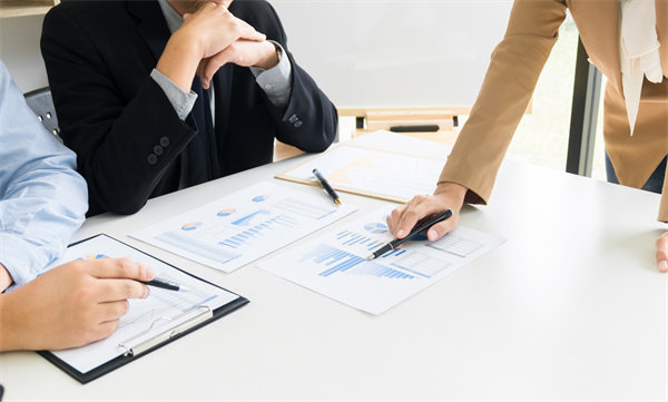 領(lǐng)導(dǎo)力發(fā)展與績(jī)效管理：培養(yǎng)領(lǐng)導(dǎo)力，推動(dòng)組織成功