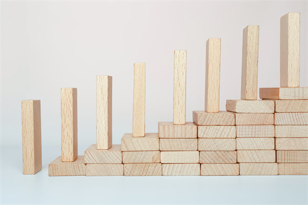 精心制定經(jīng)營策略，確保企業(yè)穩(wěn)健發(fā)展，實現(xiàn)長期盈利