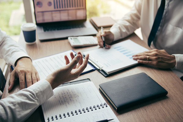 結(jié)合企業(yè)薪酬實(shí)踐談?wù)勅绾翁嵘髽I(yè)的薪酬競(jìng)爭(zhēng)力？