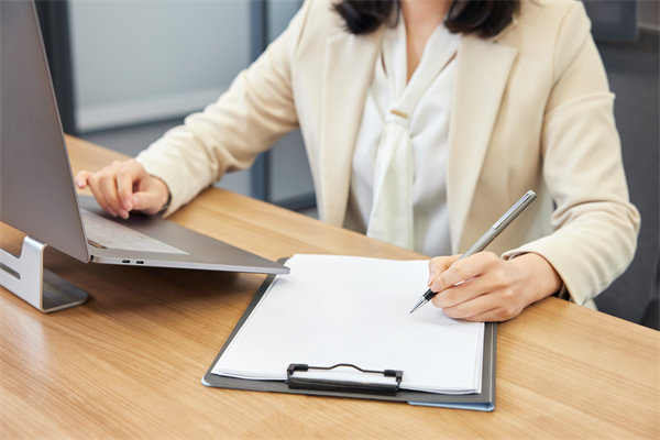 企業(yè)的發(fā)展戰(zhàn)略不僅僅是老板一個(gè)人的問題，還有誰？