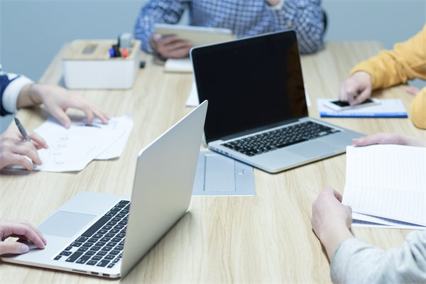 企業(yè)的戰(zhàn)略是精心設(shè)計(jì)的，還是臨機(jī)應(yīng)變的？