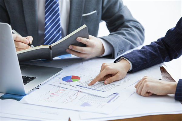 在績(jī)效溝通時(shí)，如何給員工提出改進(jìn)意見(jiàn)促進(jìn)績(jī)效增長(zhǎng)？