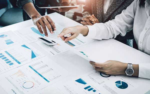 預算管理過程中如何有效識別并控制成本超支風險？