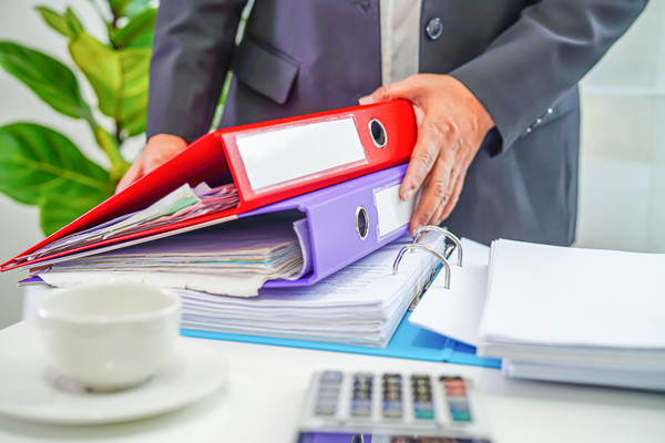 組織規(guī)劃中如何平衡集權(quán)與分權(quán)，促進(jìn)決策效率？