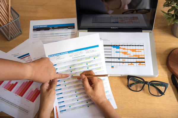 員工績(jī)效不佳時(shí)，應(yīng)采取哪些策略進(jìn)行干預(yù)與提升？