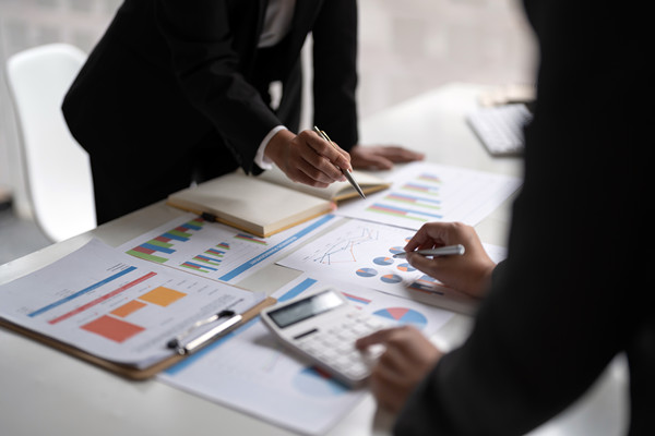 預算管理過程中如何有效應對市場波動與不確定性？