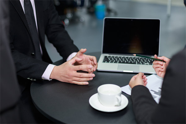 如何實(shí)施360度績(jī)效評(píng)估，確保反饋全面且客觀？