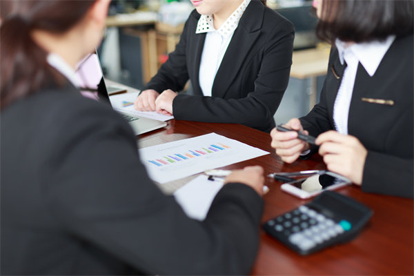 初創(chuàng)企業(yè)如何設(shè)定合理的薪酬策略吸引人才？