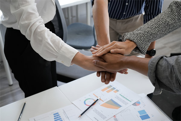 面對(duì)多元化團(tuán)隊(duì)，如何實(shí)施個(gè)性化績(jī)效評(píng)估策略？