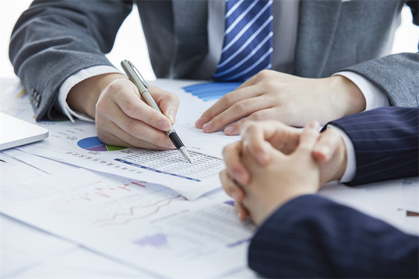 面對(duì)多元化團(tuán)隊(duì)，如何實(shí)施個(gè)性化績(jī)效評(píng)估策略？