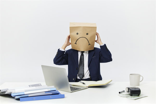 組織變革中，如何管理員工情緒與阻力，確保平穩(wěn)過渡？