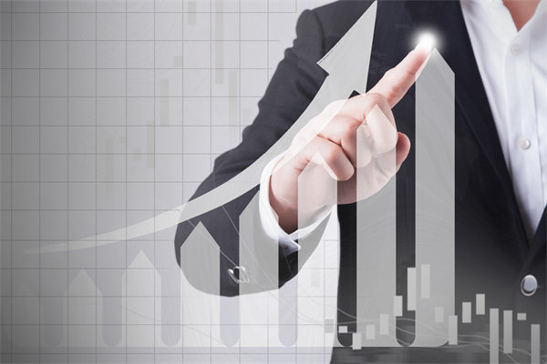 如何平衡長期戰(zhàn)略規(guī)劃與短期預(yù)算目標的矛盾與沖突？