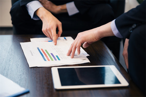 如何將企業(yè)長期戰(zhàn)略目標融入員工短期績效考核體系？