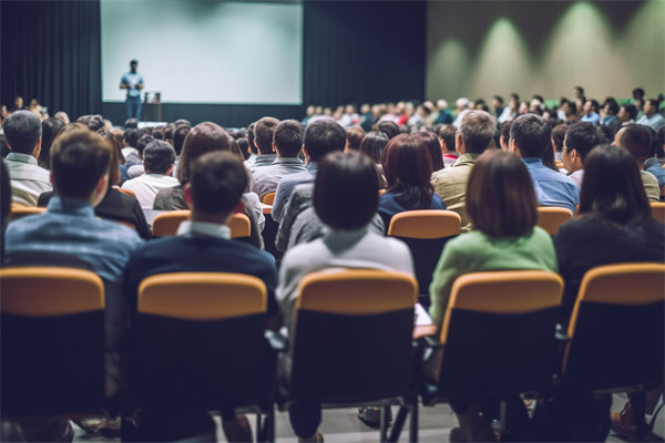 在變革中，如何有效管理組織內(nèi)部的沖突與不確定性？