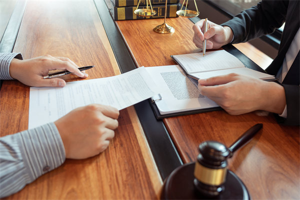 在變革中，如何有效管理組織內部的沖突與不確定性？