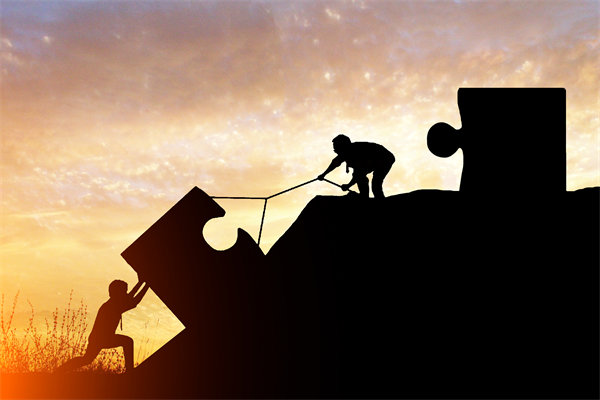 年度經(jīng)營計(jì)劃實(shí)施中，如何確保各部門協(xié)同一致？