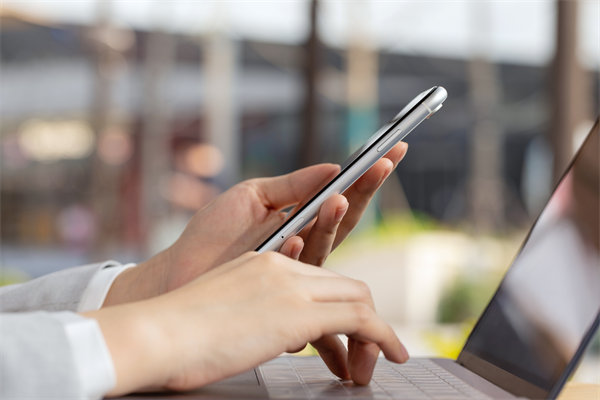 在遠(yuǎn)程工作模式下，如何有效監(jiān)控與評(píng)估員工績(jī)效？