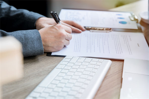 如何確保薪酬績效體系公平透明，增強(qiáng)員工信任？