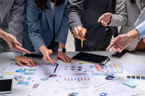 在跨部門預(yù)算協(xié)調(diào)中，如何克服溝通障礙，達(dá)成共識？