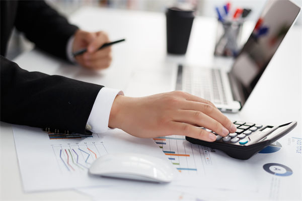 在跨部門預(yù)算協(xié)調(diào)中，如何克服溝通障礙，達(dá)成共識(shí)？