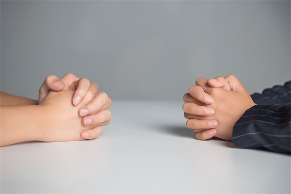 在薪酬談判中，如何把握員工的心理預(yù)期和企業(yè)底線？