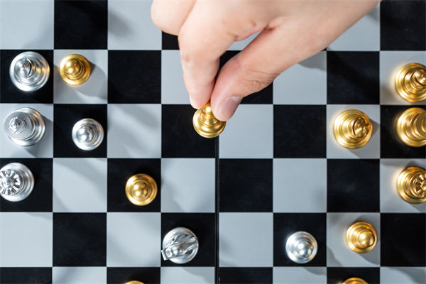 如何有效制定并執(zhí)行長期戰(zhàn)略計劃以適應市場變化？