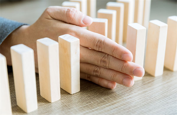 在年度經(jīng)營(yíng)計(jì)劃中，如何有效識(shí)別并應(yīng)對(duì)潛在風(fēng)險(xiǎn)？