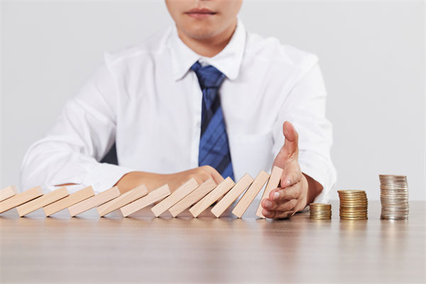 在年度經營計劃中，如何有效識別并應對潛在風險？