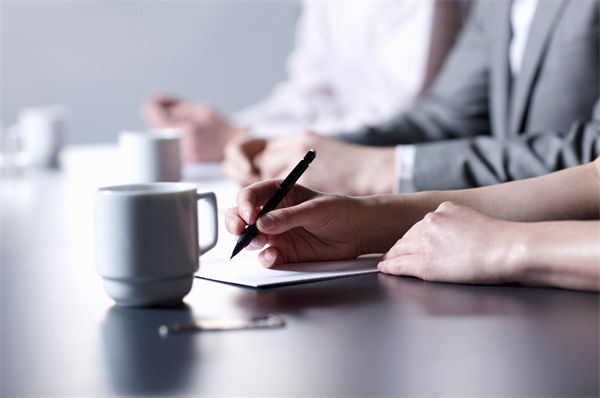 績效不佳員工薪酬調(diào)整策略，如何避免士氣低落？