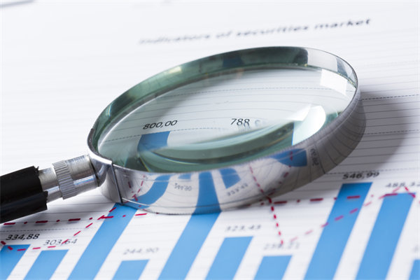 在制定年度經(jīng)營(yíng)計(jì)劃時(shí)，如何考慮行業(yè)趨勢(shì)和政策影響？