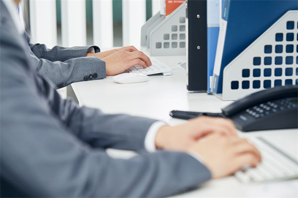 在組織變革中，如何確保員工順利過渡并減少負(fù)面影響？