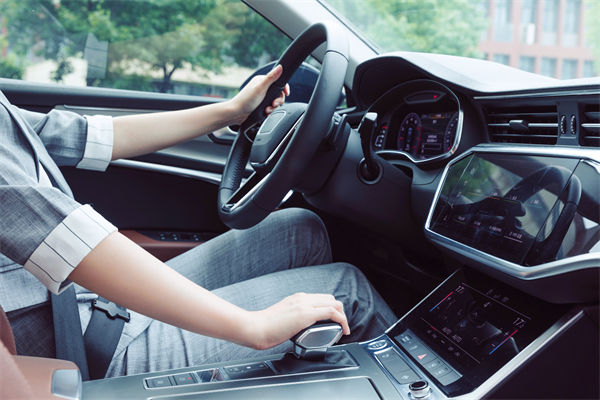 女子工資4600每天花近百元通勤上班，人力資源怎么看？