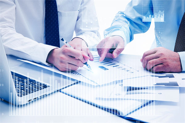 如何通過(guò)預(yù)算分析，識(shí)別企業(yè)運(yùn)營(yíng)中的潛在風(fēng)險(xiǎn)與機(jī)遇？