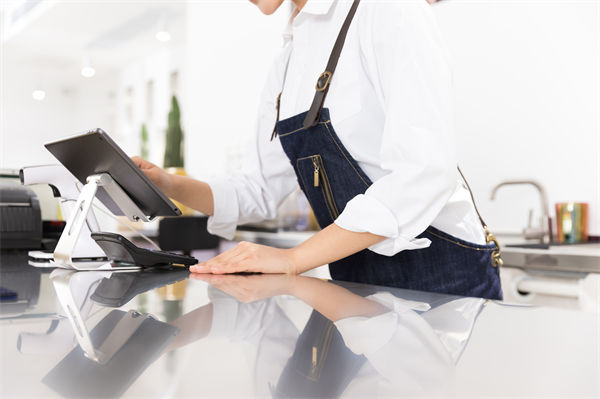 29歲女演員回應在餐廳當服務員，人力資源怎么看？