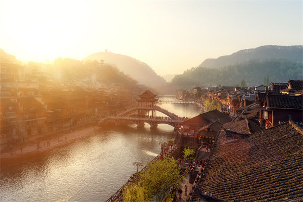 戰(zhàn)略規(guī)劃分析：村民不滿古鎮(zhèn)收門票，指引游客逃票